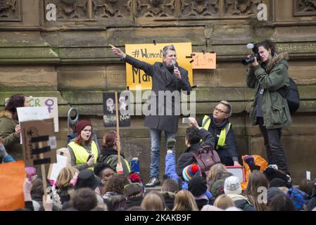 Steph Pike, membre de l'Assemblée du peuple de Manchester, s'exprime lors d'une manifestation de 'Stop Trump' le samedi 21 janvier 2017 à Manchester, au Royaume-Uni. La manifestation, qui s'est produite en solidarité avec d'autres manifestations dans d'autres villes, a appelé au changement de POTUS par rapport au président Trump le lendemain de l'investiture du président Trump. (Photo de Jonathan Nicholson/NurPhoto) *** Veuillez utiliser le crédit du champ de crédit *** Banque D'Images