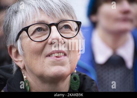 Julie Ward, députée européenne du Parlement européen pour l'Angleterre du Nord-Ouest, membre des comités du Parlement européen sur la culture et l'éducation, les droits de la femme et l'égalité des sexes et le développement régional et poète, participe à une manifestation "Top Trump" le samedi 21 janvier 2017 à Manchester, au Royaume-Uni. La manifestation, qui s'est produite en solidarité avec d'autres manifestations dans d'autres villes, a appelé à un changement de point de vue du président Trump le lendemain de l'investiture du président Trump. (Photo de Jonathan Nicholson/NurPhoto) *** Veuillez utiliser le crédit du champ de crédit *** Banque D'Images