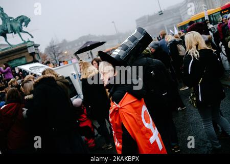 Des milliers d'hommes et de femmes ont défilé au Parlement danois le 21 janvier 2017 en solidarité avec les manifestations de la « Marche des femmes sur Washington » en Amérique. Ces vingt-quatre dernières heures ont vu des dizaines de manifestations anti-Trump dans la capitale danoise de Copenhague. (Photo par Aleksander Klug/NurPhoto) *** Veuillez utiliser le crédit du champ de crédit *** Banque D'Images