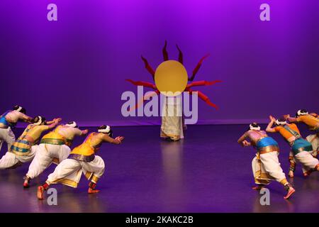 Les danseurs tamouls exécutent une danse en hommage au Dieu du Soleil lors du festival pongal thaïlandais à Markham, Ontario, Canada, on 15 janvier 2017. Le festival de Thai Pongal est un festival d'action de grâce qui honore le Dieu du Soleil hindou (Lord Surya) pour une récolte réussie. (Photo de Creative Touch Imaging Ltd./NurPhoto) *** Veuillez utiliser le crédit du champ de crédit *** Banque D'Images