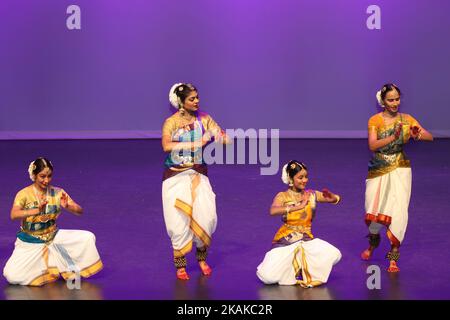 Des danseurs tamouls se produisent pendant le festival thaï de Pongal à Markham, Ontario, Canada, on 15 janvier 2017. Le festival de Thai Pongal est un festival d'action de grâce qui honore le Dieu du Soleil hindou (Lord Surya) pour une récolte réussie. (Photo de Creative Touch Imaging Ltd./NurPhoto) *** Veuillez utiliser le crédit du champ de crédit *** Banque D'Images