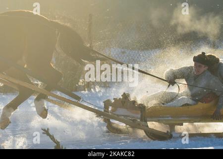 Les concurrents de Kumoterki dans la catégorie des chars de ski se coupent, lors de l'édition 2017 de Kumoterki à Szaflary, près de Zakopane. Le dimanche 22 janvier 2017, à Szaflary, près de Zakopane, en Pologne. Photo par Artur Widak *** Veuillez utiliser le crédit du champ de crédit *** Banque D'Images