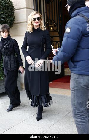 Kirsten Dunst a vu quitter l'hôtel Ritz à Paris, France, le 23 janvier 2017. (Photo de Mehdi Taamallah/NurPhoto) *** Veuillez utiliser le crédit du champ de crédit *** Banque D'Images