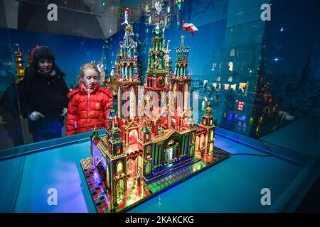 Les enfants regardent l'une des nombreuses scènes de la Nativité exposées, dans le cadre de l'exposition du Concours de la Nativité de Cracovie 74th, à l'intérieur du Musée historique de la ville de Cracovie. Le mardi 24 janvier 2017, à Cracovie, en Pologne. Photo par Artur Widak *** Veuillez utiliser le crédit du champ de crédit *** Banque D'Images