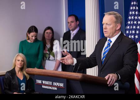 Sean Spicer, Attaché de presse de la Maison Blanche, répond aux questions au cours du briefing de presse quotidien dans la salle d’information de presse de James Brady à la Maison Blanche, à 24 janvier 2017, à Washington, DC. Spicer n'a pas apporté de preuve pour soutenir l'affirmation du président Trump selon laquelle des millions de personnes ont voté illégalement. (Photo de Cheriss May/NurPhoto) *** Veuillez utiliser le crédit du champ de crédit *** Banque D'Images