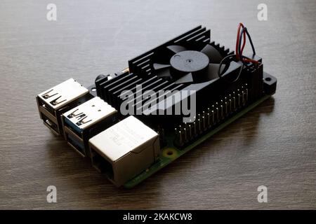 Un micro-ordinateur Raspberry Pi 4B avec dissipateur noir pour le prototypage d'ingénierie électrique et le développement logiciel pour la tige K-12 Banque D'Images