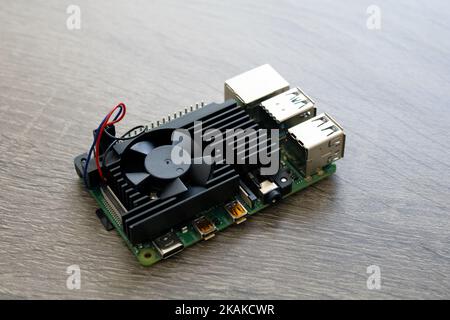 Un micro-ordinateur Raspberry Pi 4B avec dissipateur noir pour le prototypage d'ingénierie électrique et le développement logiciel pour la tige K-12 Banque D'Images