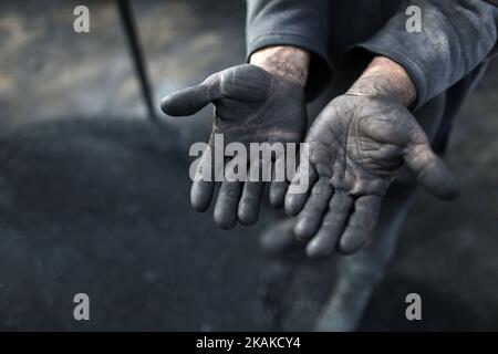 Un palestinien Ashraf Hillis travaille à la production d'un pigment noir destiné à être utilisé dans les matériaux de construction par la combustion de pneus de véhicules, dans la zone tampon à l'est de la ville de Gaza, le 25 janvier 2017. (Photo de Majdi Fathi/NurPhoto) *** Veuillez utiliser le crédit du champ de crédit *** Banque D'Images