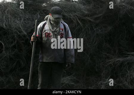 Un palestinien Ashraf Hillis travaille à la production d'un pigment noir destiné à être utilisé dans les matériaux de construction par la combustion de pneus de véhicules, dans la zone tampon à l'est de la ville de Gaza, le 25 janvier 2017. (Photo de Majdi Fathi/NurPhoto) *** Veuillez utiliser le crédit du champ de crédit *** Banque D'Images