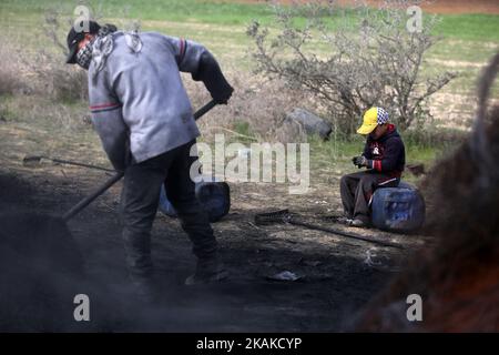 Un palestinien Ashraf Hillis travaille à la production d'un pigment noir destiné à être utilisé dans les matériaux de construction par la combustion de pneus de véhicules, dans la zone tampon à l'est de la ville de Gaza, le 25 janvier 2017. (Photo de Majdi Fathi/NurPhoto) *** Veuillez utiliser le crédit du champ de crédit *** Banque D'Images