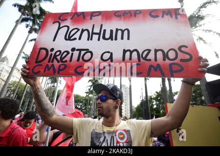 Des représentants des mouvements sociaux ont participé ce matin à un acte à la Praça da Sé, dans le centre de la ville de São Paulo, pour protester contre les actions promues par la mairie, qu'ils considèrent comme des "rétroactions dans les politiques sociales". Avec une voiture de t-shirts sonores et colorés, les activistes se sont positionnés devant la cathédrale de Sé, où le maire de la ville, João Doria, a participé à la messe pour commémorer les 463 de la ville de São Paulo. (Photo de Cris Faga/NurPhoto) *** Veuillez utiliser le crédit du champ de crédit *** Banque D'Images