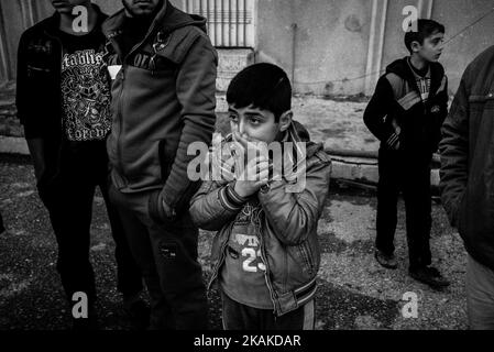 01/22/2017 Mossoul, Iraq. Quartier appelé Al Sukar. Comme le sucre. Il devrait être appelé l'amertume, au moins après ce que les gens de cette ville ont vécu. Les rues sont marquées de coquillages, vous pouvez trouver des épaves de voiture partout autour. Il est difficile de distinguer lequel d'entre eux est censé être utilisé dans l'attaque suicide. Certaines avenues hantent avec vacuité, sur les autres personnes migrent constamment d'un endroit à l'autre. Les gens veulent partager leurs histoires -'là, à côté de l'atelier de peinture terroriste s'est dépeint lui-même". Ses restes sont éparpillés dans une pile de déchets. En fait, il y en avait deux Banque D'Images