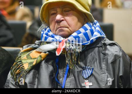 Auschwitz survivants à l'intérieur de Blok 12 de l'ancien camp de concentration d'Auschwitz à Oswiecim à l'ouverture de l'exposition d'archéologie, à l'occasion du 72nd anniversaire de la libération du camp allemand de la mort nazie. Vendredi, 27 janvier 2017, Oswiecim, Pologne. Photo par Artur Widak *** Veuillez utiliser le crédit du champ de crédit *** Banque D'Images