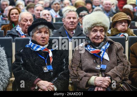 Auschwitz survivants à l'intérieur de Blok 12 de l'ancien camp de concentration d'Auschwitz à Oswiecim à l'ouverture de l'exposition d'archéologie, à l'occasion du 72nd anniversaire de la libération du camp allemand de la mort nazie. Vendredi, 27 janvier 2017, Oswiecim, Pologne. Photo par Artur Widak *** Veuillez utiliser le crédit du champ de crédit *** Banque D'Images