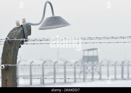 Vue sur le camp d'Auschwitz-Birkenau à travers la clôture électrique. L'anniversaire de 72nd commémorant la libération du camp allemand de concentration et d'extermination nazi d'Auschwitz-Birkenau a lieu aujourd'hui, à 27 janvier. Vendredi, 27 janvier 2017, Oswiecim, Pologne. Photo par Artur Widak *** Veuillez utiliser le crédit du champ de crédit *** Banque D'Images