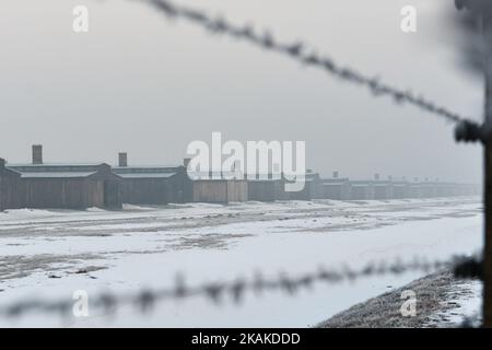 Vue sur le camp d'Auschwitz-Birkenau à travers la clôture électrique. L'anniversaire de 72nd commémorant la libération du camp allemand de concentration et d'extermination nazi d'Auschwitz-Birkenau a lieu aujourd'hui, à 27 janvier. Vendredi, 27 janvier 2017, Oswiecim, Pologne. Photo par Artur Widak *** Veuillez utiliser le crédit du champ de crédit *** Banque D'Images