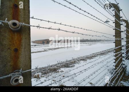 Vue sur le camp d'Auschwitz-Birkenau à travers la clôture électrique. L'anniversaire de 72nd commémorant la libération du camp allemand de concentration et d'extermination nazi d'Auschwitz-Birkenau a lieu aujourd'hui, à 27 janvier. Vendredi, 27 janvier 2017, Oswiecim, Pologne. Photo par Artur Widak *** Veuillez utiliser le crédit du champ de crédit *** Banque D'Images