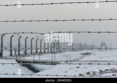 Vue sur le camp d'Auschwitz-Birkenau à travers la clôture électrique. L'anniversaire de 72nd commémorant la libération du camp allemand de concentration et d'extermination nazi d'Auschwitz-Birkenau a lieu aujourd'hui, à 27 janvier. Vendredi, 27 janvier 2017, Oswiecim, Pologne. Photo par Artur Widak *** Veuillez utiliser le crédit du champ de crédit *** Banque D'Images