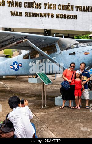 Visiteurs vietnamiens posant pour la photo devant l'avion de guerre de l'armée de l'air américaine, Musée des vestiges de guerre, Ho Chi Minh ville, Vietnam Banque D'Images