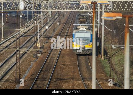 Le train SKM Trojmiasto est vu le 27 janvier 2017 à Gdynia, en Pologne. Les chemins de fer polonais ont transporté environ 12 millions de passagers de plus en 2016 qu'en 2015, atteignant les 292,4 millions de passagers annoncés par l'Office of Rail transport (UTK) . Parmi les quatre plus grands transporteurs de passagers étaient : Przewozy Regionalne (PR), Koleje Mazowieckie, PKP SKM Tri-City et PKP Intercity. (Photo de Michal Fludra/NurPhoto) *** Veuillez utiliser le crédit du champ de crédit *** Banque D'Images