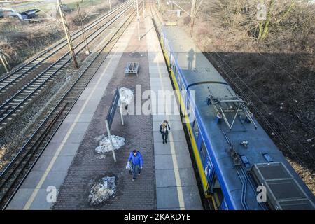 Le train SKM Trojmiasto est vu le 27 janvier 2017 à Gdynia, en Pologne. Les chemins de fer polonais ont transporté environ 12 millions de passagers de plus en 2016 qu'en 2015, atteignant les 292,4 millions de passagers annoncés par l'Office of Rail transport (UTK) . Parmi les quatre plus grands transporteurs de passagers étaient : Przewozy Regionalne (PR), Koleje Mazowieckie, PKP SKM Tri-City et PKP Intercity. (Photo de Michal Fludra/NurPhoto) *** Veuillez utiliser le crédit du champ de crédit *** Banque D'Images