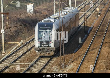 Le train SKM Trojmiasto PESA est vu le 27 janvier 2017 à Gdynia, en Pologne. Les chemins de fer polonais ont transporté environ 12 millions de passagers de plus en 2016 qu'en 2015, atteignant les 292,4 millions de passagers annoncés par l'Office of Rail transport (UTK) . Parmi les quatre plus grands transporteurs de passagers étaient : Przewozy Regionalne (PR), Koleje Mazowieckie, PKP SKM Tri-City et PKP Intercity. (Photo de Michal Fludra/NurPhoto) *** Veuillez utiliser le crédit du champ de crédit *** Banque D'Images