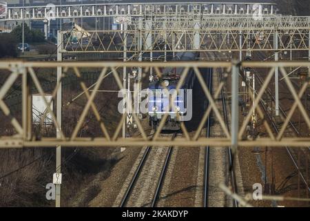 Le train PKP Intercity est vu le 27 janvier 2017 à Gdynia, Pologne. Les chemins de fer polonais ont transporté environ 12 millions de passagers de plus en 2016 qu'en 2015, atteignant les 292,4 millions de passagers annoncés par l'Office of Rail transport (UTK) . Parmi les quatre plus grands transporteurs de passagers étaient : Przewozy Regionalne (PR), Koleje Mazowieckie, PKP SKM Tri-City et PKP Intercity. (Photo de Michal Fludra/NurPhoto) *** Veuillez utiliser le crédit du champ de crédit *** Banque D'Images