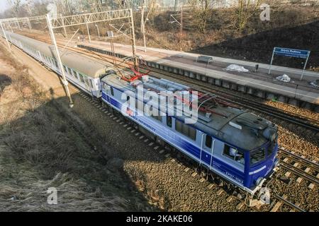 Le train PKP Intercity est vu le 27 janvier 2017 à Gdynia, Pologne. Les chemins de fer polonais ont transporté environ 12 millions de passagers de plus en 2016 qu'en 2015, atteignant les 292,4 millions de passagers annoncés par l'Office of Rail transport (UTK) . Parmi les quatre plus grands transporteurs de passagers étaient : Przewozy Regionalne (PR), Koleje Mazowieckie, PKP SKM Tri-City et PKP Intercity. (Photo de Michal Fludra/NurPhoto) *** Veuillez utiliser le crédit du champ de crédit *** Banque D'Images