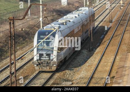 Le train SKM Trojmiasto PESA est vu le 27 janvier 2017 à Gdynia, en Pologne. Les chemins de fer polonais ont transporté environ 12 millions de passagers de plus en 2016 qu'en 2015, atteignant les 292,4 millions de passagers annoncés par l'Office of Rail transport (UTK) . Parmi les quatre plus grands transporteurs de passagers étaient : Przewozy Regionalne (PR), Koleje Mazowieckie, PKP SKM Tri-City et PKP Intercity. (Photo de Michal Fludra/NurPhoto) *** Veuillez utiliser le crédit du champ de crédit *** Banque D'Images