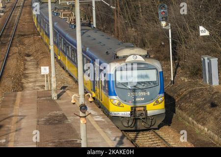 Le train SKM Trojmiasto est vu le 27 janvier 2017 à Gdynia, en Pologne. Les chemins de fer polonais ont transporté environ 12 millions de passagers de plus en 2016 qu'en 2015, atteignant les 292,4 millions de passagers annoncés par l'Office of Rail transport (UTK) . Parmi les quatre plus grands transporteurs de passagers étaient : Przewozy Regionalne (PR), Koleje Mazowieckie, PKP SKM Tri-City et PKP Intercity. (Photo de Michal Fludra/NurPhoto) *** Veuillez utiliser le crédit du champ de crédit *** Banque D'Images