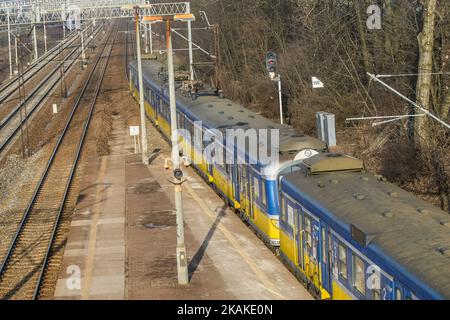 Le train SKM Trojmiasto est vu le 27 janvier 2017 à Gdynia, en Pologne. Les chemins de fer polonais ont transporté environ 12 millions de passagers de plus en 2016 qu'en 2015, atteignant les 292,4 millions de passagers annoncés par l'Office of Rail transport (UTK) . Parmi les quatre plus grands transporteurs de passagers étaient : Przewozy Regionalne (PR), Koleje Mazowieckie, PKP SKM Tri-City et PKP Intercity. (Photo de Michal Fludra/NurPhoto) *** Veuillez utiliser le crédit du champ de crédit *** Banque D'Images