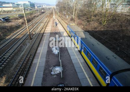 Le train SKM Trojmiasto est vu le 27 janvier 2017 à Gdynia, en Pologne. Les chemins de fer polonais ont transporté environ 12 millions de passagers de plus en 2016 qu'en 2015, atteignant les 292,4 millions de passagers annoncés par l'Office of Rail transport (UTK) . Parmi les quatre plus grands transporteurs de passagers étaient : Przewozy Regionalne (PR), Koleje Mazowieckie, PKP SKM Tri-City et PKP Intercity. (Photo de Michal Fludra/NurPhoto) *** Veuillez utiliser le crédit du champ de crédit *** Banque D'Images