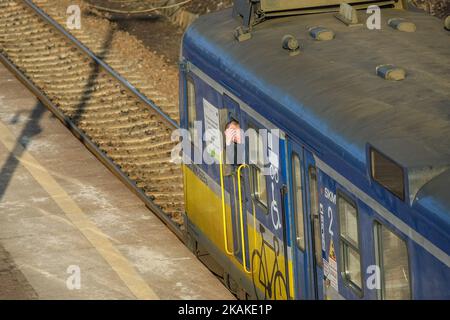 Le train SKM Trojmiasto est vu le 27 janvier 2017 à Gdynia, en Pologne. Les chemins de fer polonais ont transporté environ 12 millions de passagers de plus en 2016 qu'en 2015, atteignant les 292,4 millions de passagers annoncés par l'Office of Rail transport (UTK) . Parmi les quatre plus grands transporteurs de passagers étaient : Przewozy Regionalne (PR), Koleje Mazowieckie, PKP SKM Tri-City et PKP Intercity. (Photo de Michal Fludra/NurPhoto) *** Veuillez utiliser le crédit du champ de crédit *** Banque D'Images