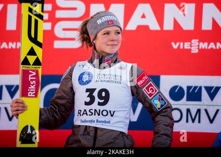 Le gagnant Lundby Maren de Norvège célèbre sur le podium après le concours de coupe du monde 11th de FIS, catégorie individuelle de colline normale, à Rasnov, dans le centre de la Roumanie, sur 28 janvier 2017. (Photo de Catalin Soare/NurPhoto) *** Veuillez utiliser le crédit du champ de crédit *** Banque D'Images