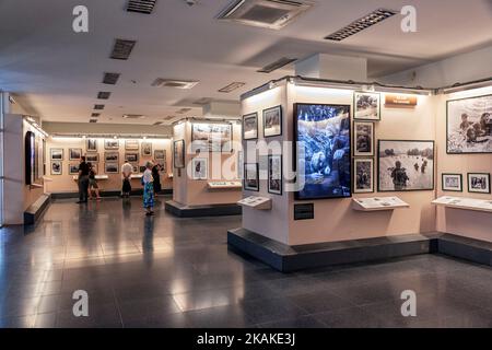 Exposition intérieure de photographies au War Remvestiges Museum, Ho Chi Minh ville, Vietnam Banque D'Images