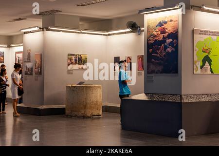 Exposition intérieure de photographies au War Remvestiges Museum, Ho Chi Minh ville, Vietnam Banque D'Images