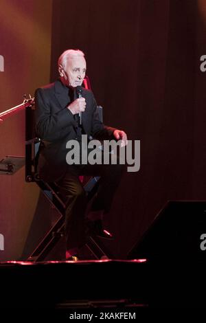 Le chanteur français Charles Aznavour, de 92 ans, se produit sur scène lors du concert tenu au Centre Barclaycard de Madrid, Espagne, le 31 janvier 2017. Aznavour est bien connu pour ses chansons comme 'la Bohème', 'la Mamma' ou 'Venece without You'. (Photo par Oscar Gonzalez/NurPhoto) *** Veuillez utiliser le crédit du champ de crédit *** Banque D'Images