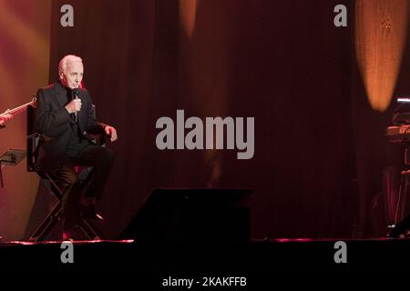 Le chanteur français Charles Aznavour, de 92 ans, se produit sur scène lors du concert tenu au Centre Barclaycard de Madrid, Espagne, le 31 janvier 2017. Aznavour est bien connu pour ses chansons comme 'la Bohème', 'la Mamma' ou 'Venece without You'. (Photo par Oscar Gonzalez/NurPhoto) *** Veuillez utiliser le crédit du champ de crédit *** Banque D'Images