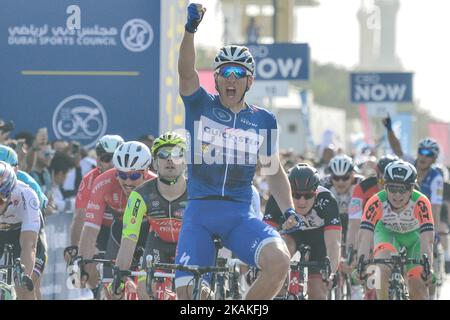 Marcel Kittel (à droite), un cycliste allemand de course automobile professionnel, de l'équipe Quick-Step Floors, remporte le stade Ras Al Khaimah, 186 km deuxième étape du Tour de Dubaï 2017, avec un départ de DIMS - Dubai International Marina Club, Et terminez à Ras Al Khaimah, l'une des destinations touristiques les plus dynamiques au monde. La visite de Dubaï en 2017 a lieu du 31 janvier au 4 février. Le mercredi 2 février 2017, à Dubaï, Émirats Arabes Unis. Photo par Artur Widak *** Veuillez utiliser le crédit du champ de crédit *** Banque D'Images