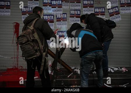 Des membres du 'corps national' bloquent l'entrée du bureau de Sberbank à Kiev avec un obstacle anti-char 'hedgehog'. Les activistes du bataillon nationaliste Azov, aile politique 'corps national', picket le bureau de la banque russe Sberbank à Kiev, le 2 février 2017. (Photo par Sergii Kharchenko/NurPhoto) *** Veuillez utiliser le crédit du champ de crédit *** Banque D'Images