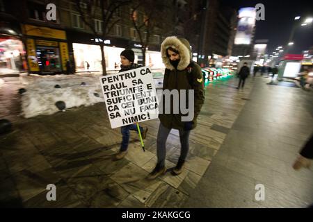 Plusieurs milliers de personnes sont vues sur la place de la victoire devant le quartier général du gouvernement pour manifester contre la proposition du gouvernement d'assouplir la législation anti-corruption le 2 février 2017. Récemment, le parti social-démocrate (PSD) au pouvoir a proposé une législation qui donnerait lieu à l'pardonation de nombreux fonctionnaires du gouvernement pour échapper à des poursuites pour corruption, y compris le chef du parti au pouvoir Liviu Dragnea. (Photo de Jaap Arriens/NurPhoto) *** Veuillez utiliser le crédit du champ de crédit *** Banque D'Images