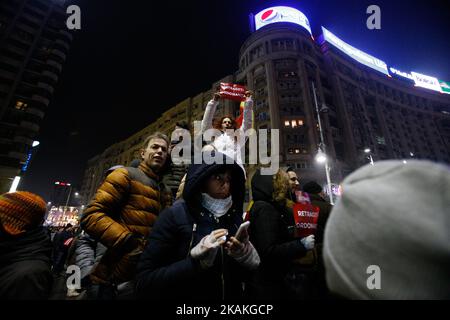 Plusieurs milliers de personnes sont vues sur la place de la victoire devant le quartier général du gouvernement pour manifester contre la proposition du gouvernement d'assouplir la législation anti-corruption le 2 février 2017. Récemment, le parti social-démocrate (PSD) au pouvoir a proposé une législation qui donnerait lieu à l'pardonation de nombreux fonctionnaires du gouvernement pour échapper à des poursuites pour corruption, y compris le chef du parti au pouvoir Liviu Dragnea. (Photo de Jaap Arriens/NurPhoto) *** Veuillez utiliser le crédit du champ de crédit *** Banque D'Images