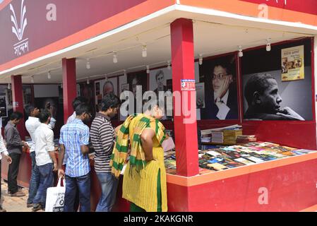 Les amateurs de shopping bangladais naviinent dans un stand lors de la plus grande foire du livre du pays à Dhaka sur 03 février 2017. La plus grande foire du livre du Bangladesh a commencé à Dhaka depuis 1 février, avec la police avertissant les organisateurs contre la vente de livres qui nuisent au « sentiment vilicieux » dans le pays à majorité musulmane. La foire du livre d'Ekushey, qui dure un mois, attire des centaines de milliers de visiteurs dans la capitale bondée, ce qui en fait l'un des principaux événements culturels du Bangladesh et donne aux lecteurs la possibilité d'interagir avec les auteurs. (Photo par Mamunur Rashid/NurPhoto) *** Veuillez utiliser le crédit du champ de crédit *** Banque D'Images