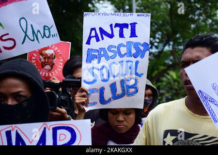 Un certain nombre d'organisations de masse indonésiennes ont organisé des manifestations intitulées #FascistBan refusant les politiques de Donald Trump, devant le bâtiment de l'ambassade des États-Unis à Jakarta, au 4 février 2017. Le triomphe de Donald Trump par ses partisans qui ont considéré le triomphe de la « fierté blanche » a soulevé des critiques de nombreux quartiers du monde, l'une des nouvelles politiques étant d'interdire aux citoyens des pays musulmans d'entrer aux États-Unis. Cette action a également critiqué le président de la République d'Indonésie, Joko Widodo, considéré comme indifférent à la politique de Trump, mais bien qu'elle ne soit pas incluse dans la liste, l'Indonésie a le plus grand pape musulman Banque D'Images