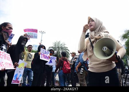 Un certain nombre d'organisations de masse indonésiennes ont organisé des manifestations intitulées #FascistBan refusant les politiques de Donald Trump, devant le bâtiment de l'ambassade des États-Unis à Jakarta, au 4 février 2017. Le triomphe de Donald Trump par ses partisans qui ont considéré le triomphe de la « fierté blanche » a soulevé des critiques de nombreux quartiers du monde, l'une des nouvelles politiques étant d'interdire aux citoyens des pays musulmans d'entrer aux États-Unis. Cette action a également critiqué le président de la République d'Indonésie, Joko Widodo, considéré comme indifférent à la politique de Trump, mais bien qu'elle ne soit pas incluse dans la liste, l'Indonésie a le plus grand pape musulman Banque D'Images