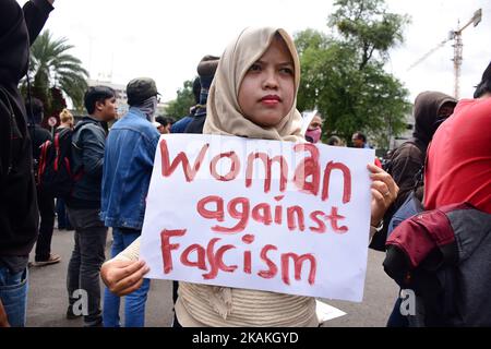 Un certain nombre d'organisations de masse indonésiennes ont organisé des manifestations intitulées #FascistBan refusant les politiques de Donald Trump, devant le bâtiment de l'ambassade des États-Unis à Jakarta, au 4 février 2017. Le triomphe de Donald Trump par ses partisans qui ont considéré le triomphe de la « fierté blanche » a soulevé des critiques de nombreux quartiers du monde, l'une des nouvelles politiques étant d'interdire aux citoyens des pays musulmans d'entrer aux États-Unis. Cette action a également critiqué le président de la République d'Indonésie, Joko Widodo, considéré comme indifférent à la politique de Trump, mais bien qu'elle ne soit pas incluse dans la liste, l'Indonésie a le plus grand pape musulman Banque D'Images