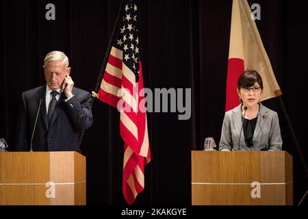 Le secrétaire américain à la Défense James Mattis, à gauche, et le ministre japonais Tomomi Inada assistent à leur conférence de presse conjointe au ministère de la Défense à Tokyo, samedi, 4 février 2017. (Photo de Richard Atrero de Guzman/NurPhoto) *** Veuillez utiliser le crédit du champ de crédit *** Banque D'Images