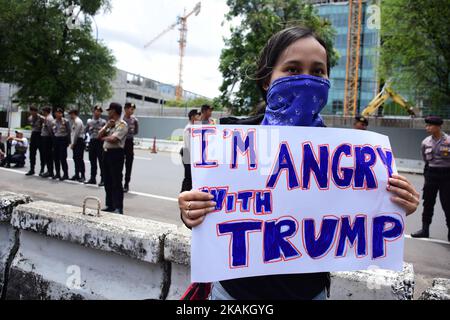 Un certain nombre d'organisations de masse indonésiennes ont organisé des manifestations intitulées #FascistBan refusant les politiques de Donald Trump, devant le bâtiment de l'ambassade des États-Unis à Jakarta, au 4 février 2017. Le triomphe de Donald Trump par ses partisans qui ont considéré le triomphe de la « fierté blanche » a soulevé des critiques de nombreux quartiers du monde, l'une des nouvelles politiques étant d'interdire aux citoyens des pays musulmans d'entrer aux États-Unis. Cette action a également critiqué le président de la République d'Indonésie, Joko Widodo, considéré comme indifférent à la politique de Trump, mais bien qu'elle ne soit pas incluse dans la liste, l'Indonésie a le plus grand pape musulman Banque D'Images