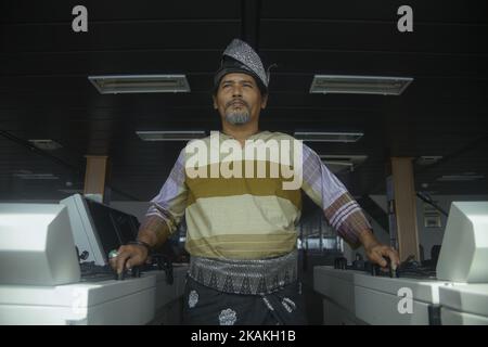 Un homme portant un stand de tissu traditionnel malais sur le pont principal à l'intérieur du navire nautique Aliya apportant de la nourriture pour le réfugié Rohingya au Myanmar sur 4 février 2017. Le Ministère des affaires étrangères de la Malaisie a déclaré hier que le gouvernement du Bangladesh avait accepté de permettre à la Mission humanitaire—Food Flottila pour le Myanmar de s'arrimer au port de Teknaf au Bangladesh pour fournir une aide humanitaire aux réfugiés de Rohingya autour du port de Teknaf. Plus de 31 organisations non gouvernementales (ONG) incluent Mapim et Kelab Putra 1 Malaisie de Malaisie, d'Indonésie, de Chine, de France, d'Allemagne, La Turquie et le Canada en apportent près de 20 Banque D'Images