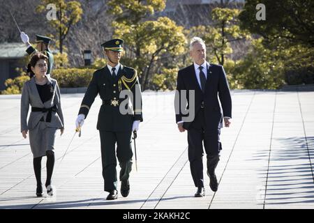Le secrétaire américain à la Défense, Jim Mattis, (à droite), et le ministre japonais de la Défense, Tomomi Inada (à gauche) inspectent un garde d'honneur lors d'une cérémonie de bienvenue pour Mattis au ministère de la Défense à Tokyo, Japon, 4 février 2017.(photo de Richard Atrero de Guzman/NurPhoto) *** Veuillez utiliser le crédit du champ de crédit *** Banque D'Images